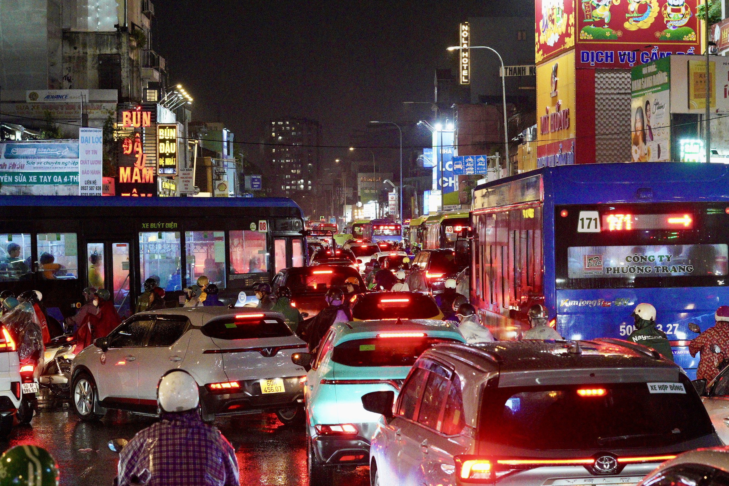 21h nhưng nhiều người tan làm từ chiều vẫn chưa thể về nhà: Các tuyến đường ùn tắc nghiêm trọng trong mưa lớn - Ảnh 29.