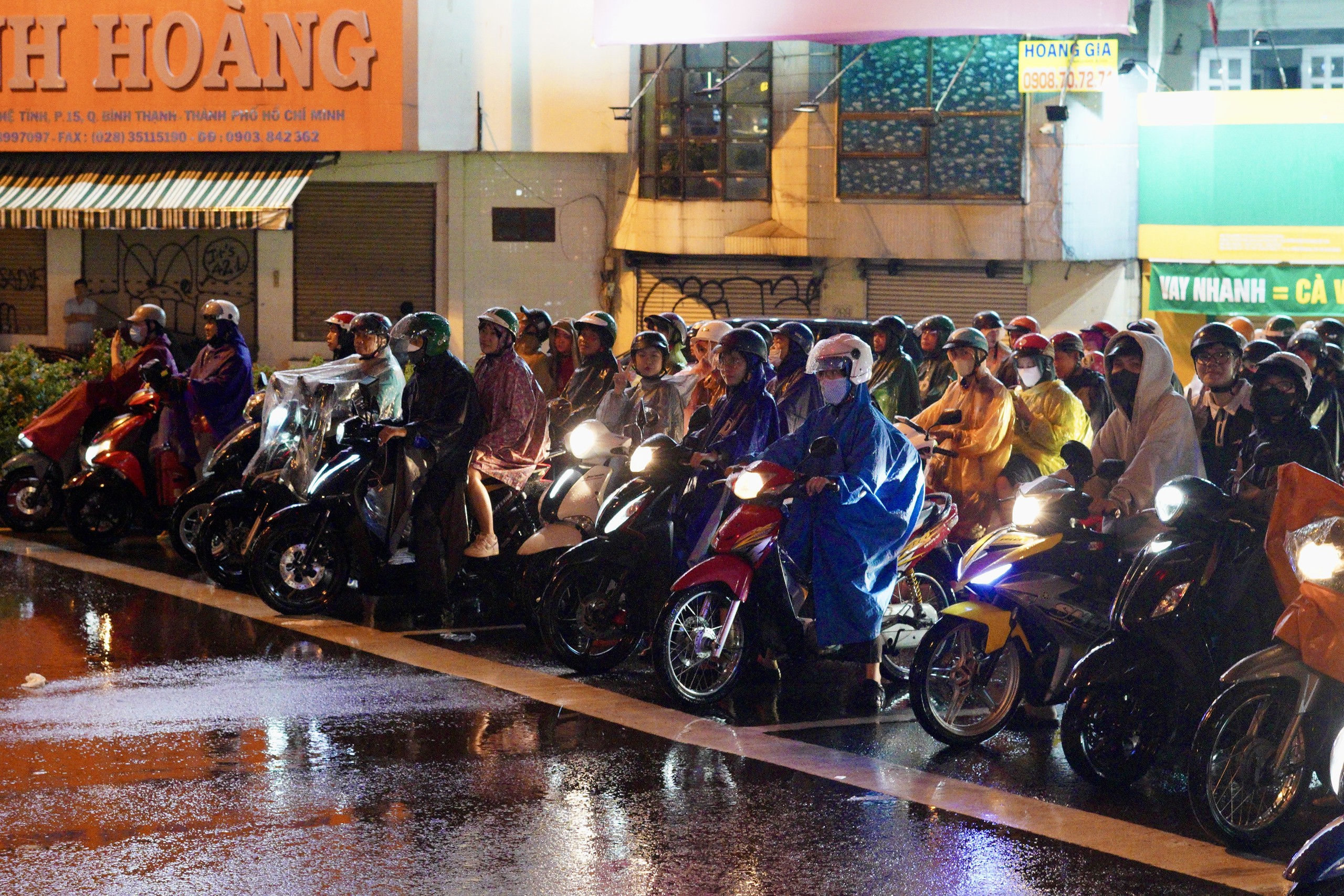 21h nhưng nhiều người tan làm từ chiều vẫn chưa thể về nhà: Các tuyến đường ùn tắc nghiêm trọng trong mưa lớn - Ảnh 31.