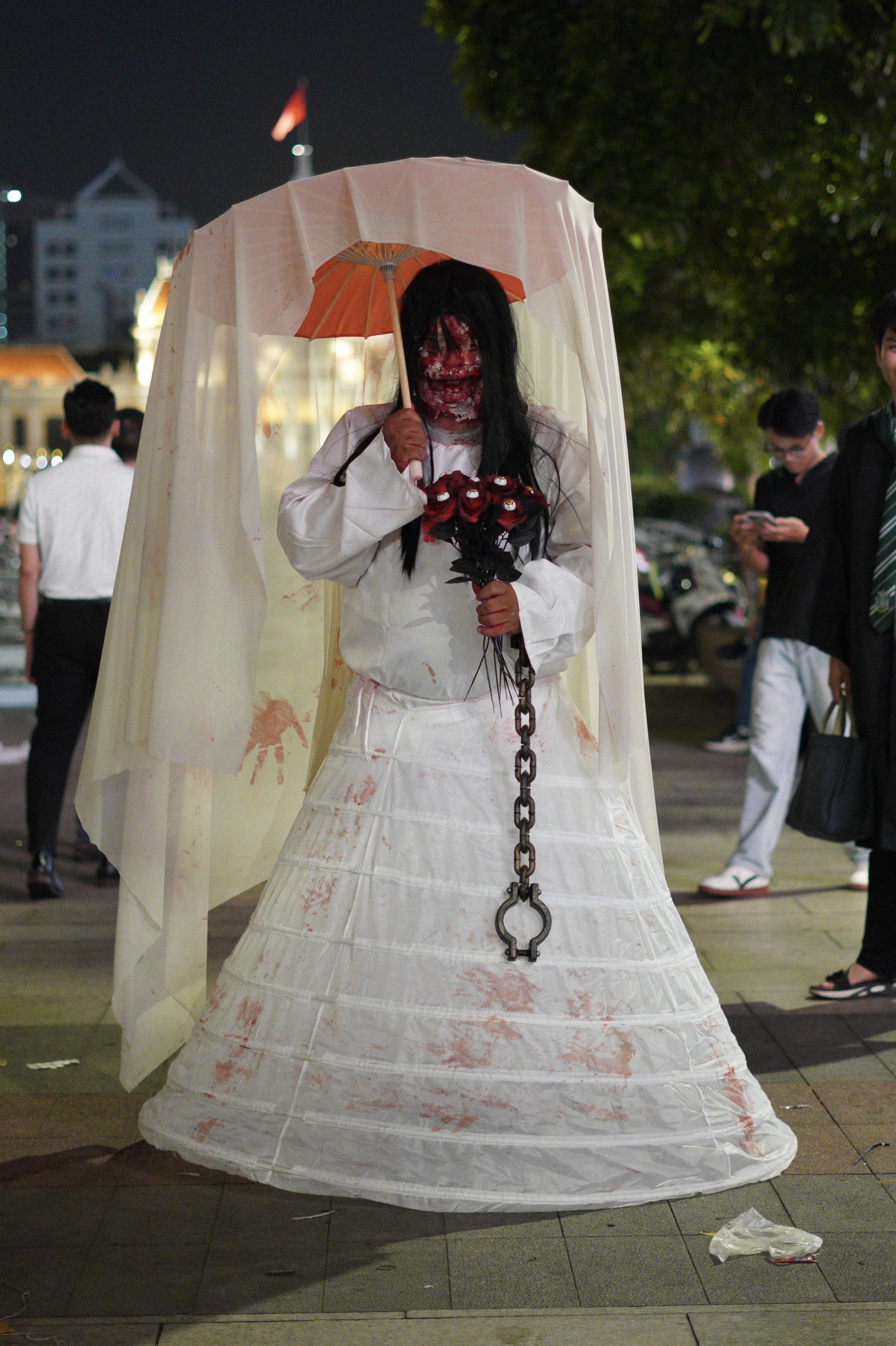 Halloween ở Sài Gòn chơi lớn cỡ này: Đường phố biến thành sàn catwalk, ai nấy đầu tư không tiếc tay - Ảnh 9.
