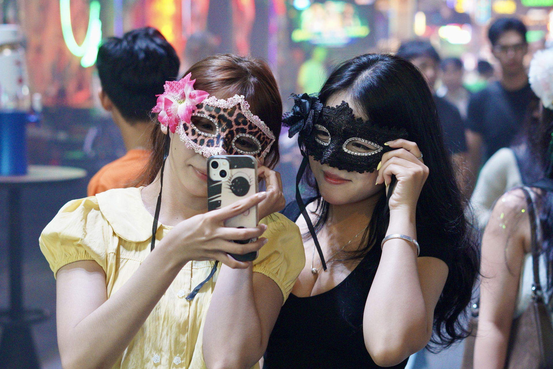 Halloween ở Sài Gòn chơi lớn cỡ này: Đường phố biến thành sàn catwalk, ai nấy đầu tư không tiếc tay - Ảnh 23.