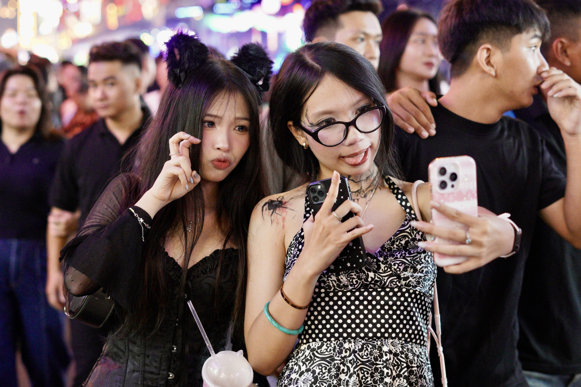Halloween ở Sài Gòn chơi lớn cỡ này: Đường phố biến thành sàn catwalk, ai nấy đầu tư không tiếc tay - Ảnh 24.