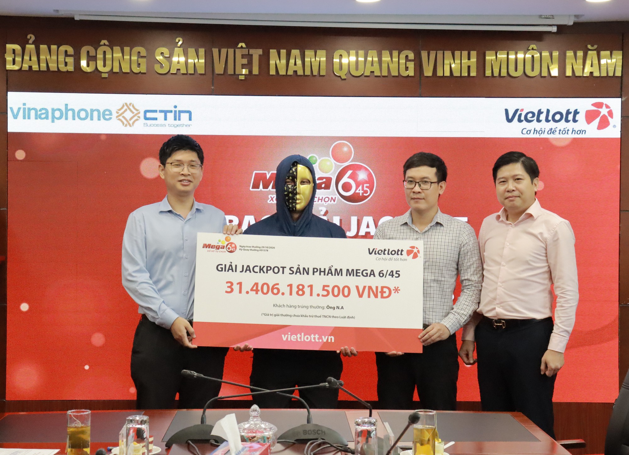Trúng Vietlott 200 tỷ đồng mang đi gửi tiết kiệm: Mỗi tháng lãi bao nhiêu?- Ảnh 1.