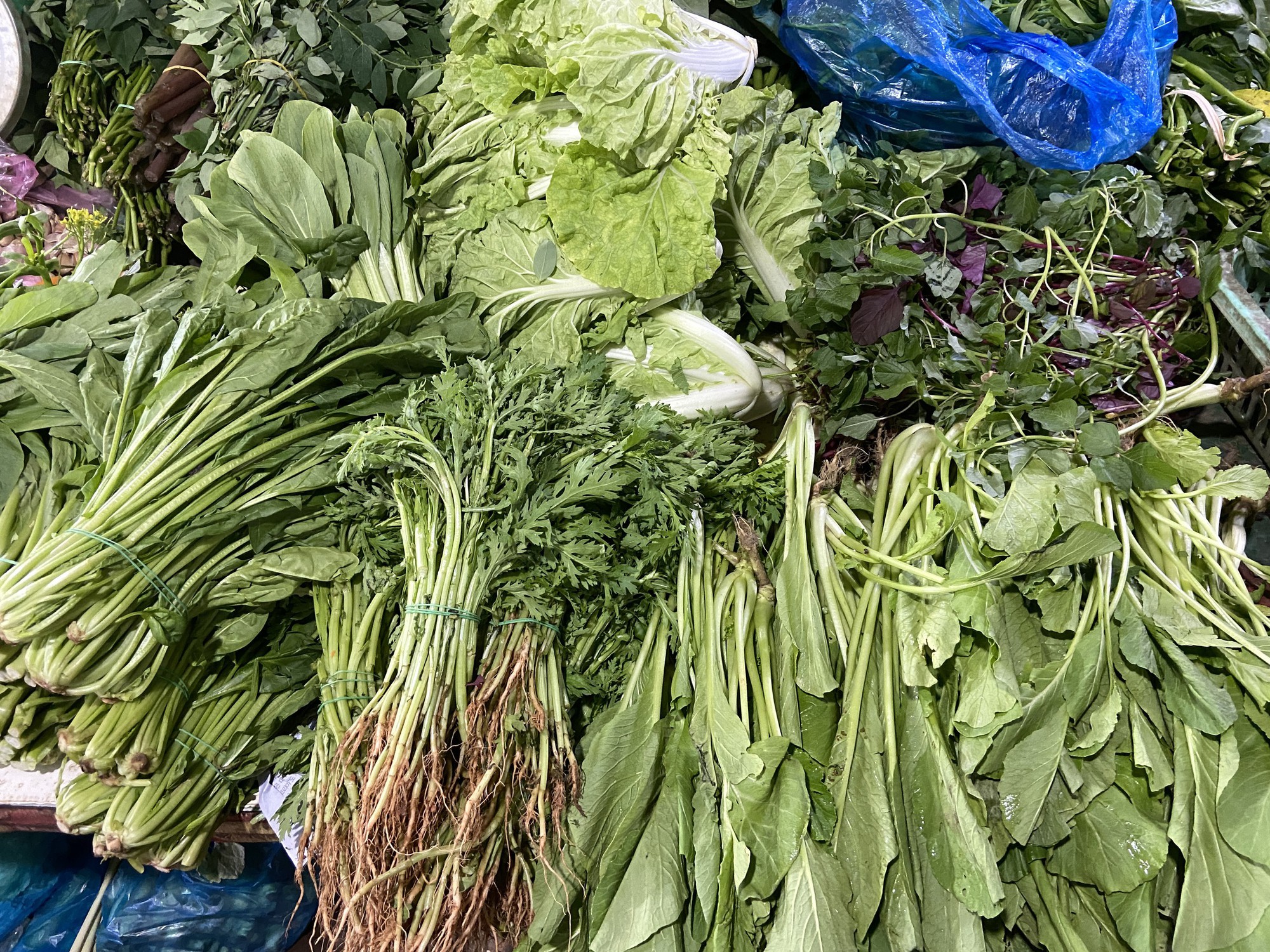 Giá rau xanh tại TP.HCM tăng mạnh sau đợt mưa lớn kéo dài: Người mua lẫn tiểu thương gặp khó- Ảnh 4.