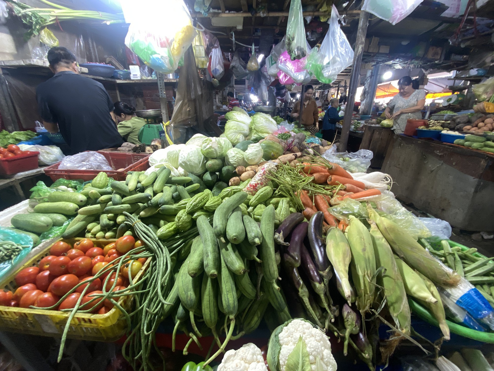 Giá rau xanh tại TP.HCM tăng mạnh sau đợt mưa lớn kéo dài: Người mua lẫn tiểu thương gặp khó- Ảnh 3.