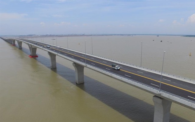 Việt Nam sở hữu một đường hầm dài 4,5km với 88 khoang bê tông đúc sẵn nằm bên trong cây cầu vượt biển dài nhất cả nước 16km kết nối “thành phố cảng” với đảo chỉ mất 5 phút đi xe