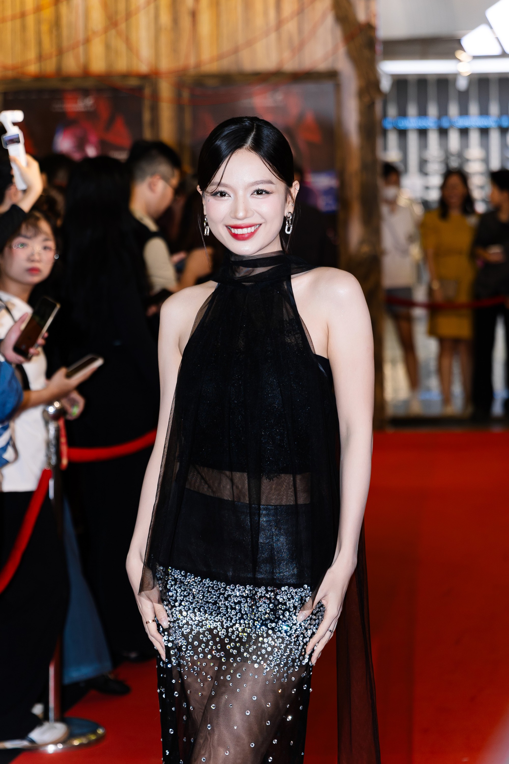 Thảm đỏ HOT nhất hôm nay: Kỳ Duyên - Thiên Ân phát đường ngọt lịm, Hạ Anh - Thanh Thủy đẹp lóa cả mắt- Ảnh 1.