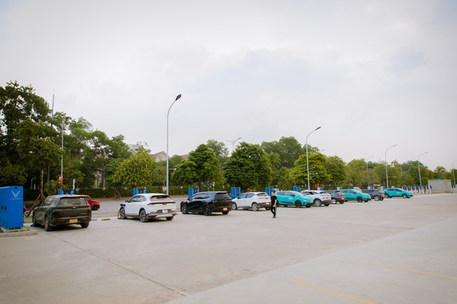 Lộ diện 'siêu trạm sạc' VinFast khủng nhất Việt Nam giữa lòng Thủ đô: Quy mô hơn 1.000 cổng, có đủ sạc nhanh lẫn sạc chậm - Ảnh 6.
