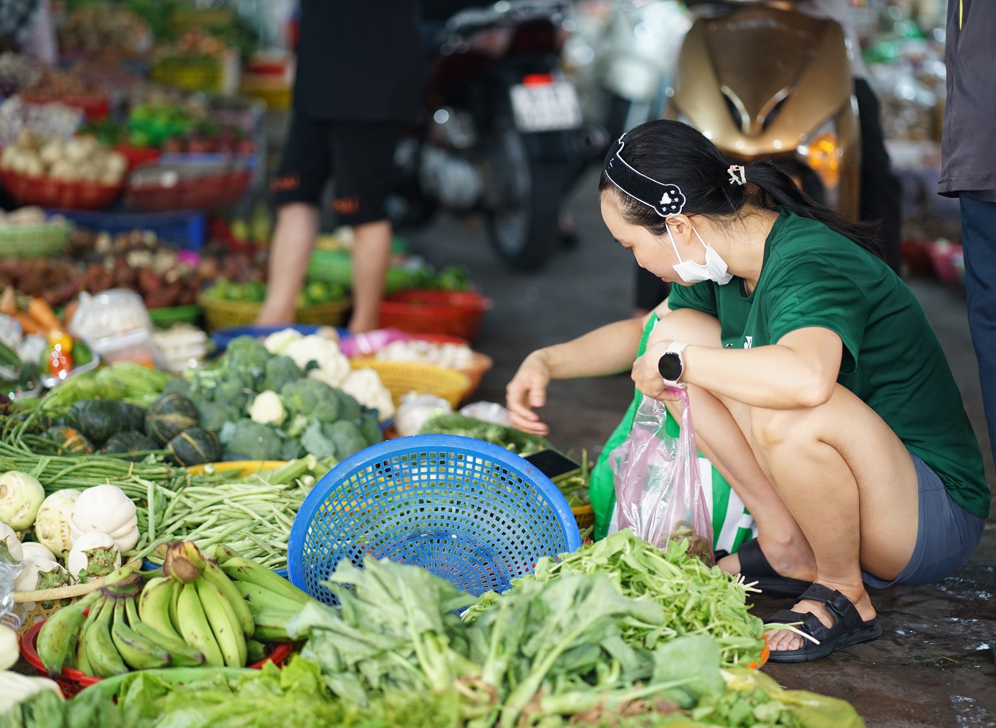 Giá rau xanh tại TP.HCM tăng mạnh sau đợt mưa lớn kéo dài: Người mua lẫn tiểu thương gặp khó- Ảnh 6.