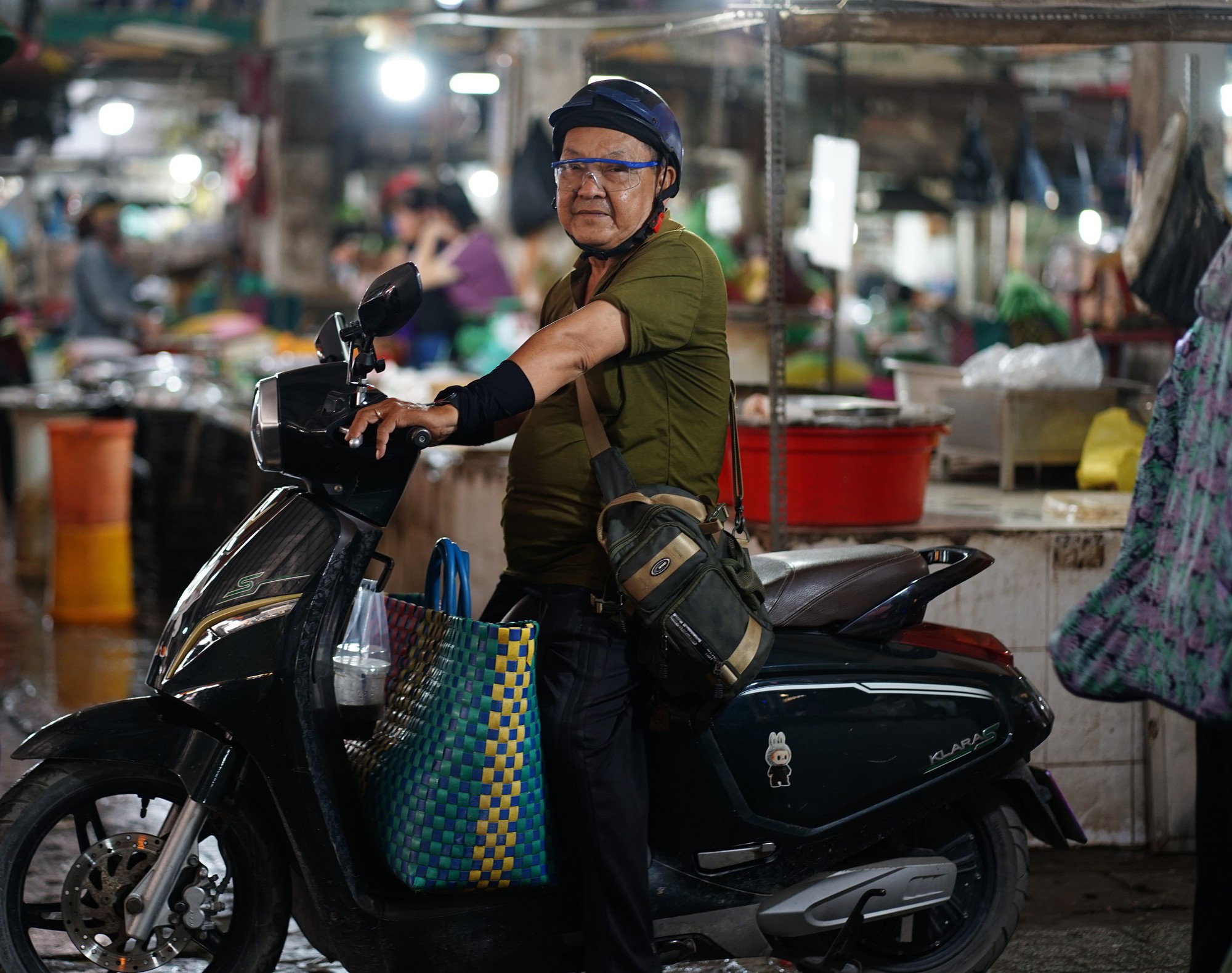 Giá rau xanh tại TP.HCM tăng mạnh sau đợt mưa lớn kéo dài: Người mua lẫn tiểu thương gặp khó- Ảnh 8.