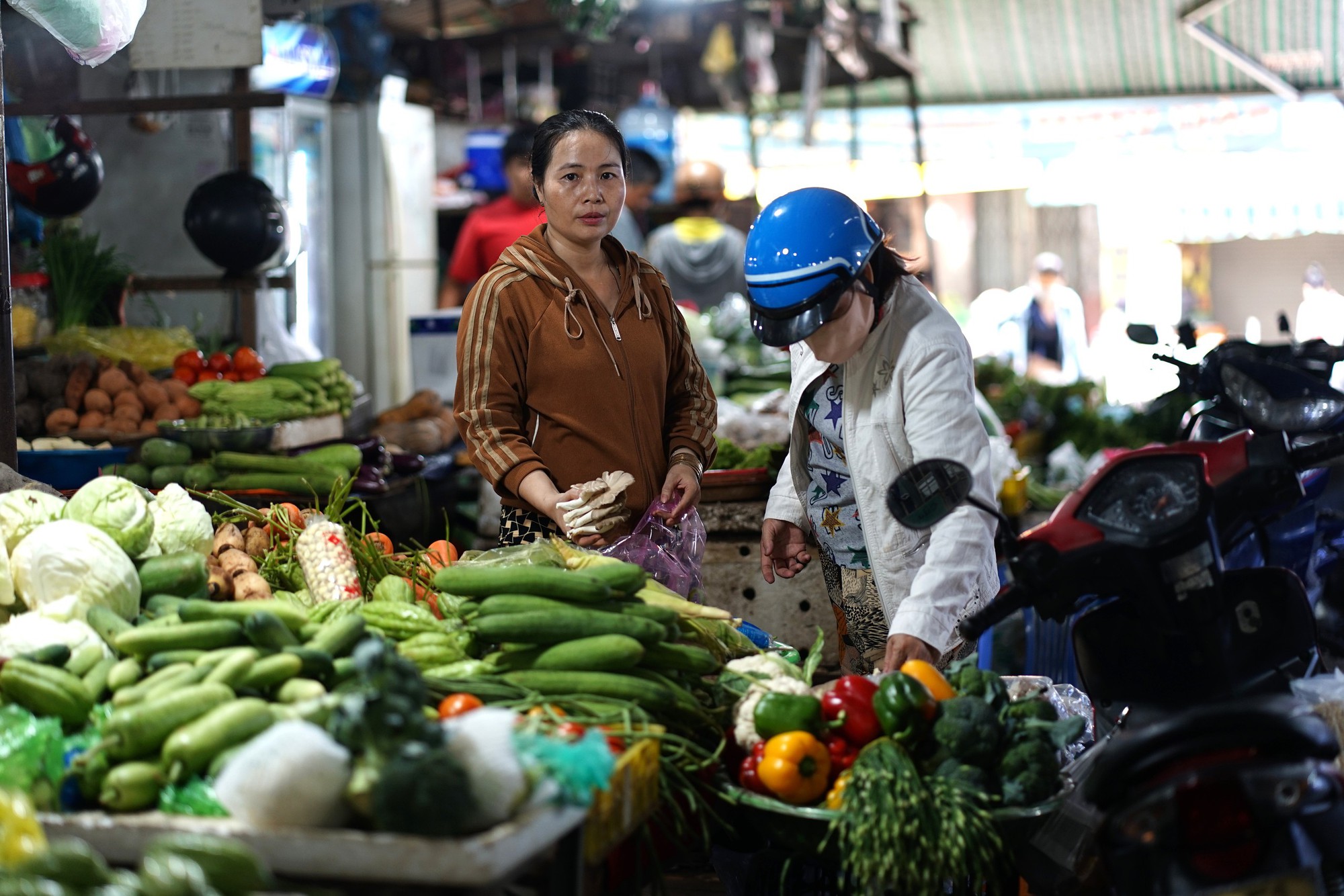 Giá rau xanh tại TP.HCM tăng mạnh sau đợt mưa lớn kéo dài: Người mua lẫn tiểu thương gặp khó- Ảnh 7.