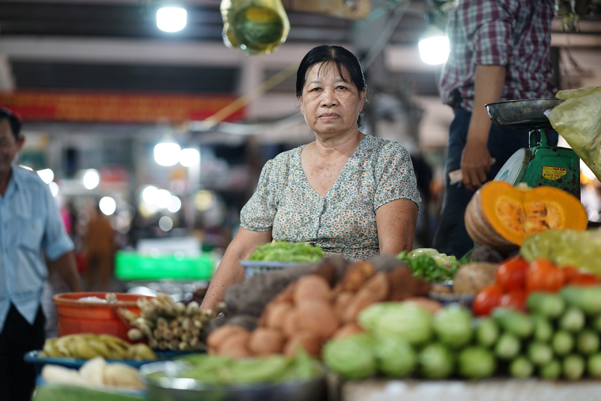 Giá rau xanh tại TP.HCM tăng mạnh sau đợt mưa lớn kéo dài: Người mua lẫn tiểu thương gặp khó- Ảnh 1.