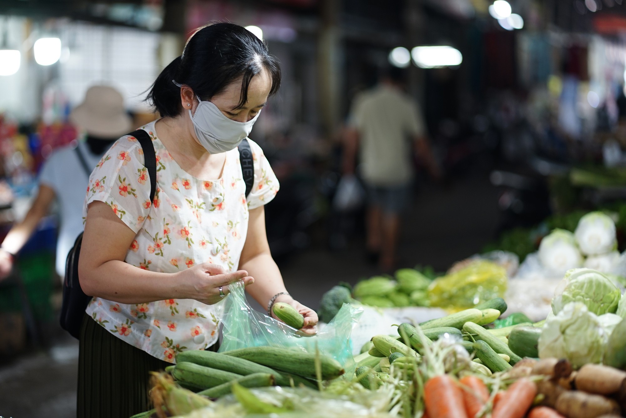 Giá rau xanh tại TP.HCM tăng mạnh sau đợt mưa lớn kéo dài: Người mua lẫn tiểu thương gặp khó- Ảnh 5.