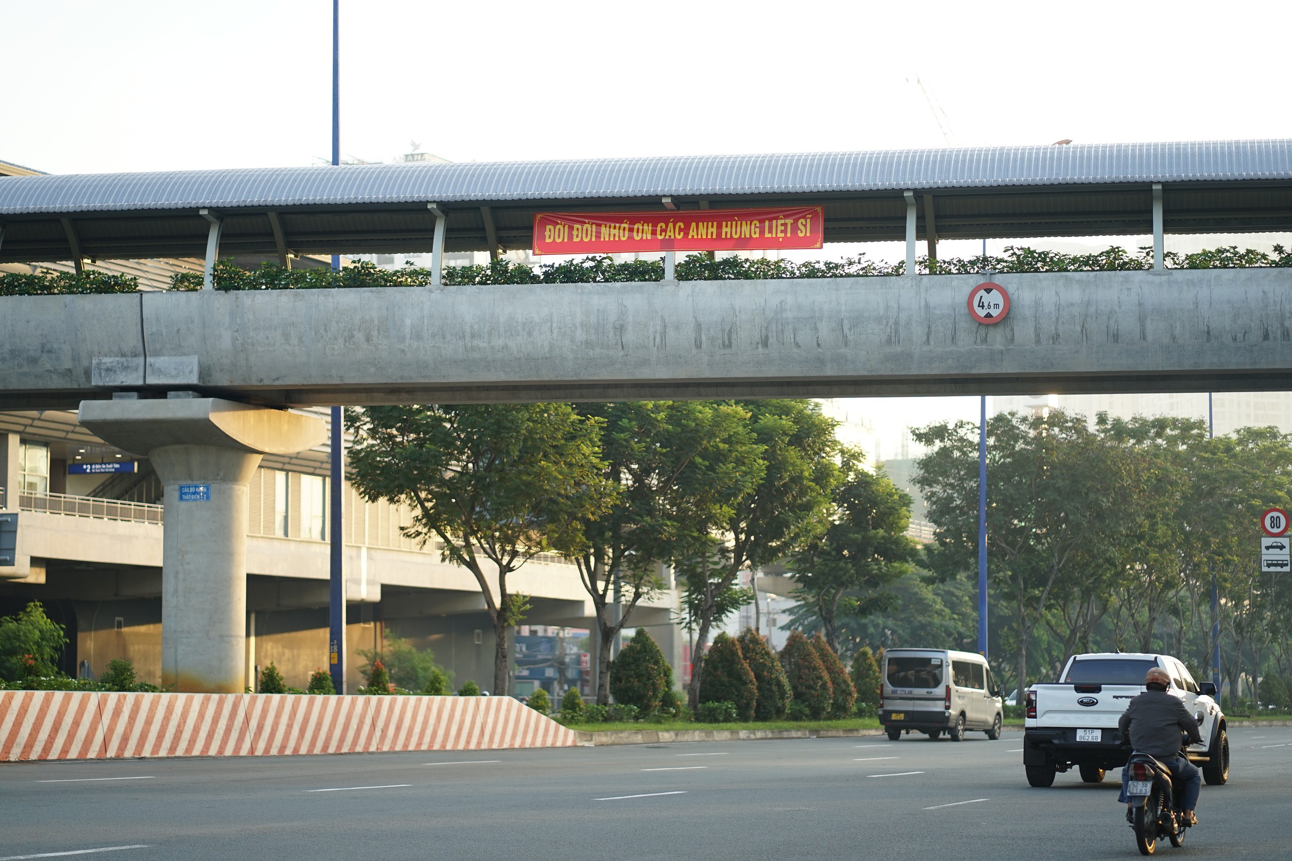 Đang diễn ra lễ viếng, truy điệu liệt sĩ quy tập tại công viên Lê Thị Riêng: Người dân TP.HCM đã cầm hoa trắng chờ bên đường - Ảnh 21.