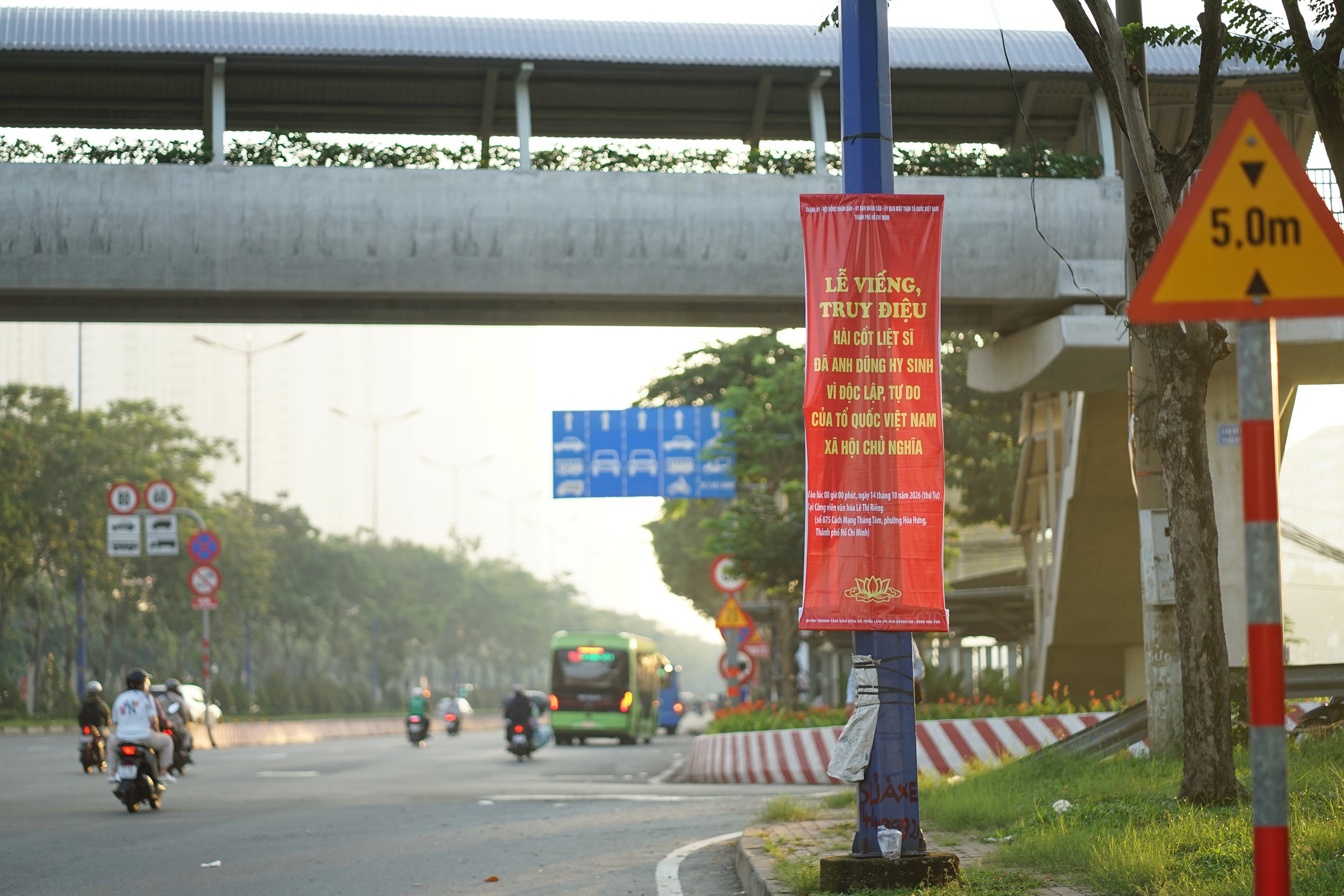 Đang diễn ra lễ viếng, truy điệu liệt sĩ quy tập tại công viên Lê Thị Riêng: Người dân TP.HCM đã cầm hoa trắng chờ bên đường - Ảnh 22.