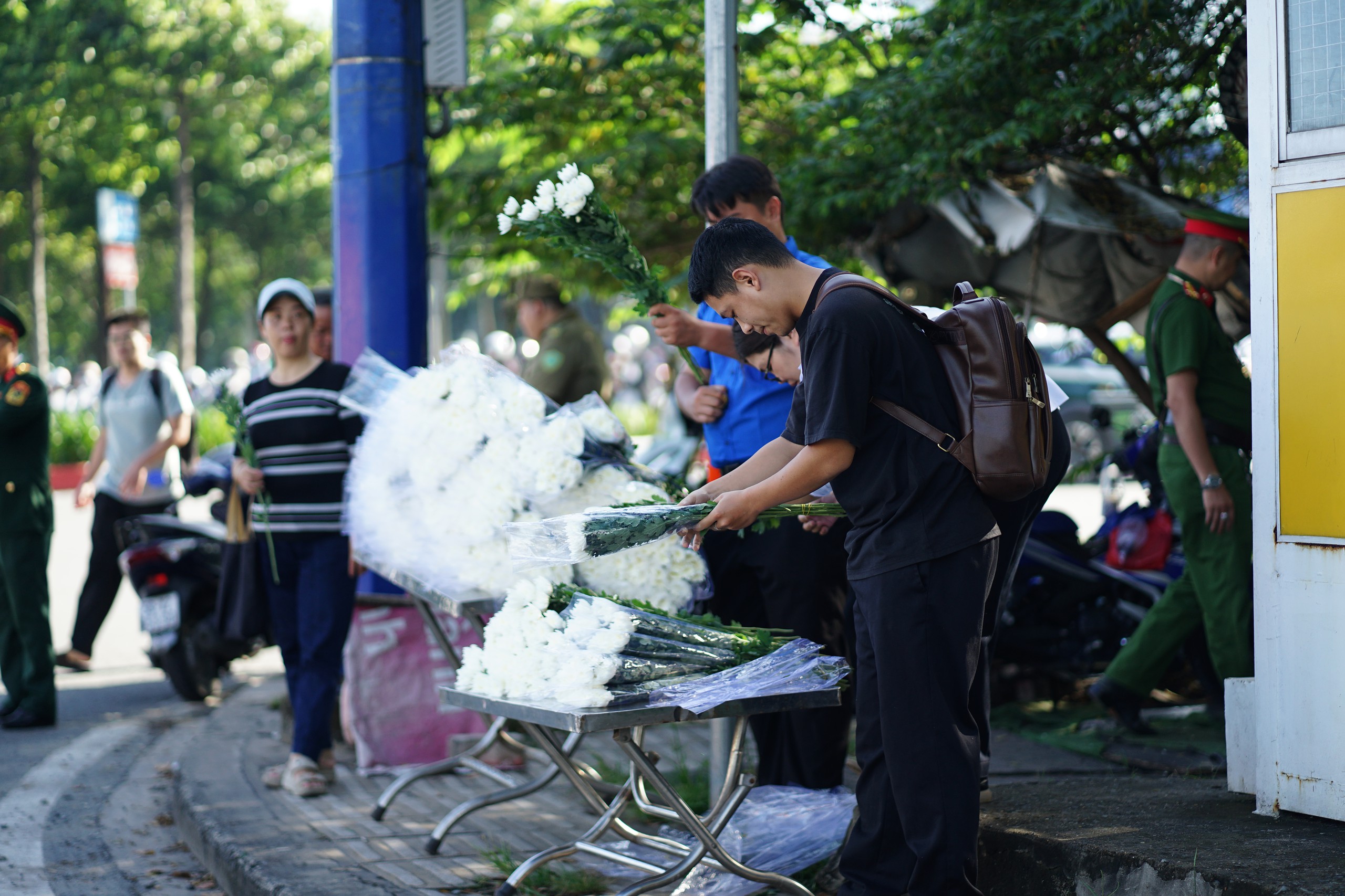 Đang diễn ra lễ viếng, truy điệu liệt sĩ quy tập tại công viên Lê Thị Riêng: Người dân TP.HCM đã cầm hoa trắng chờ bên đường - Ảnh 10.