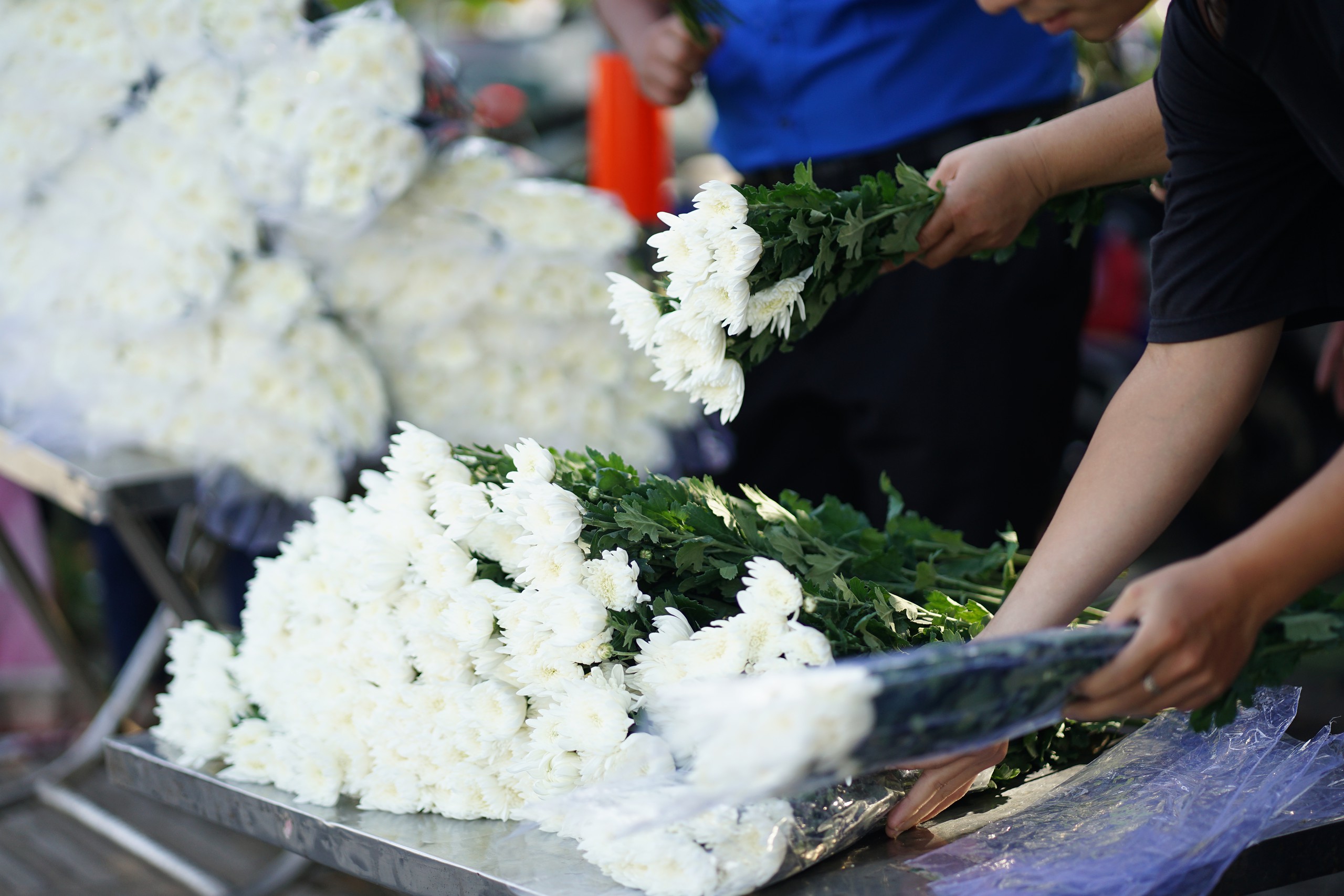 Đang diễn ra lễ viếng, truy điệu liệt sĩ quy tập tại công viên Lê Thị Riêng: Người dân TP.HCM đã cầm hoa trắng chờ bên đường - Ảnh 12.