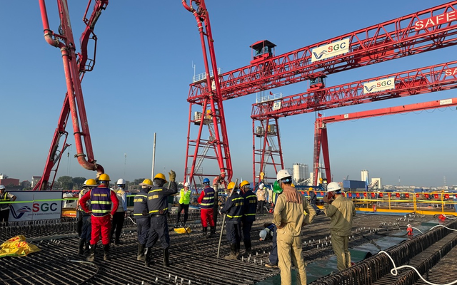 SGC đã huy động cùng lúc 12 chuyên gia và 50 công nhân để triển khai việc đúc phiến dầm đầu tiên cho tuyến Hà Nội - Quảng Ninh.