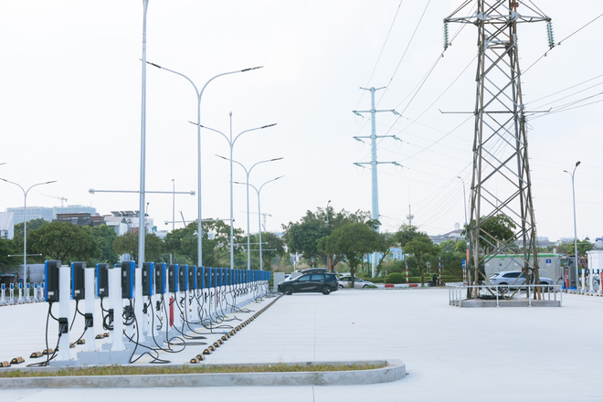 Lộ diện 'siêu trạm sạc' VinFast khủng nhất Việt Nam giữa lòng Thủ đô: Quy mô hơn 1.000 cổng, có đủ sạc nhanh lẫn sạc chậm - Ảnh 7.