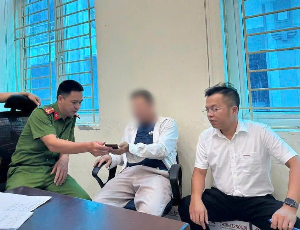 Ông N.V.T đến Agribank thực hiện giao dịch 100 triệu đồng, nhân viên ngân hàng kiểm tra rồi lập tức báo Công an- Ảnh 1.