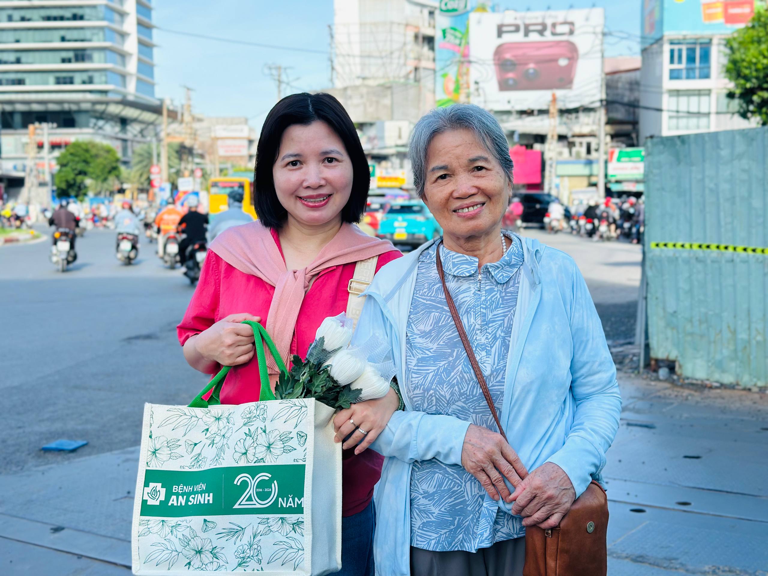 Đang diễn ra lễ viếng, truy điệu liệt sĩ quy tập tại công viên Lê Thị Riêng: Người dân TP.HCM đã cầm hoa trắng chờ bên đường - Ảnh 20.