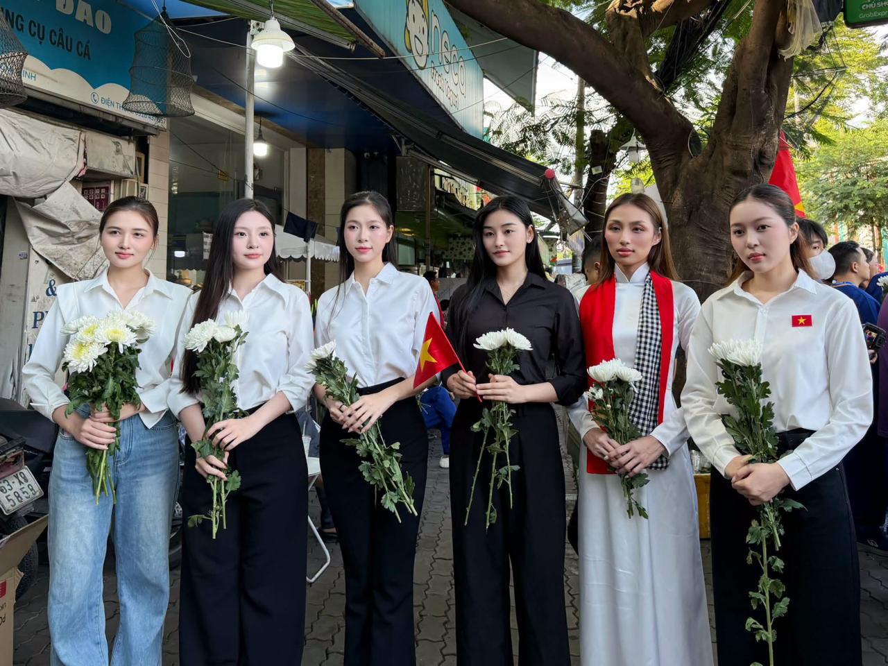 Nghệ sĩ mang hoa trắng tham dự lễ viếng đưa 731 hài cốt liệt sĩ về nơi an nghỉ - Ảnh 1.