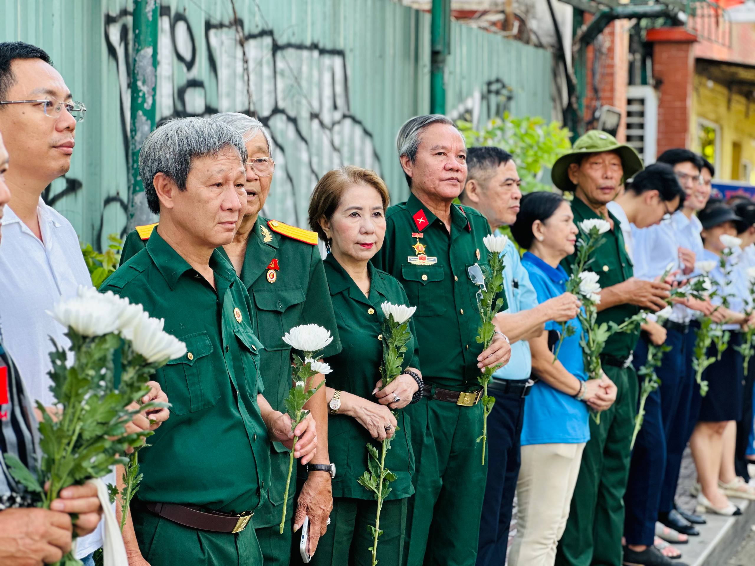 Đang diễn ra lễ viếng, truy điệu liệt sĩ quy tập tại công viên Lê Thị Riêng: Người dân TP.HCM đã cầm hoa trắng chờ bên đường - Ảnh 9.