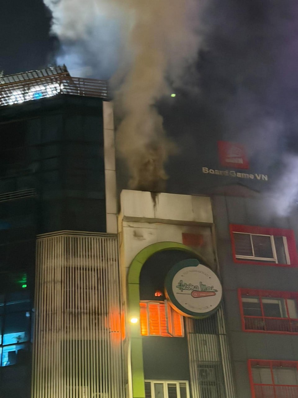 Hà Nội: Hiện trường vụ cháy lớn trong quán ăn có tiếng trên phố Hoàng Cầu- Ảnh 1.