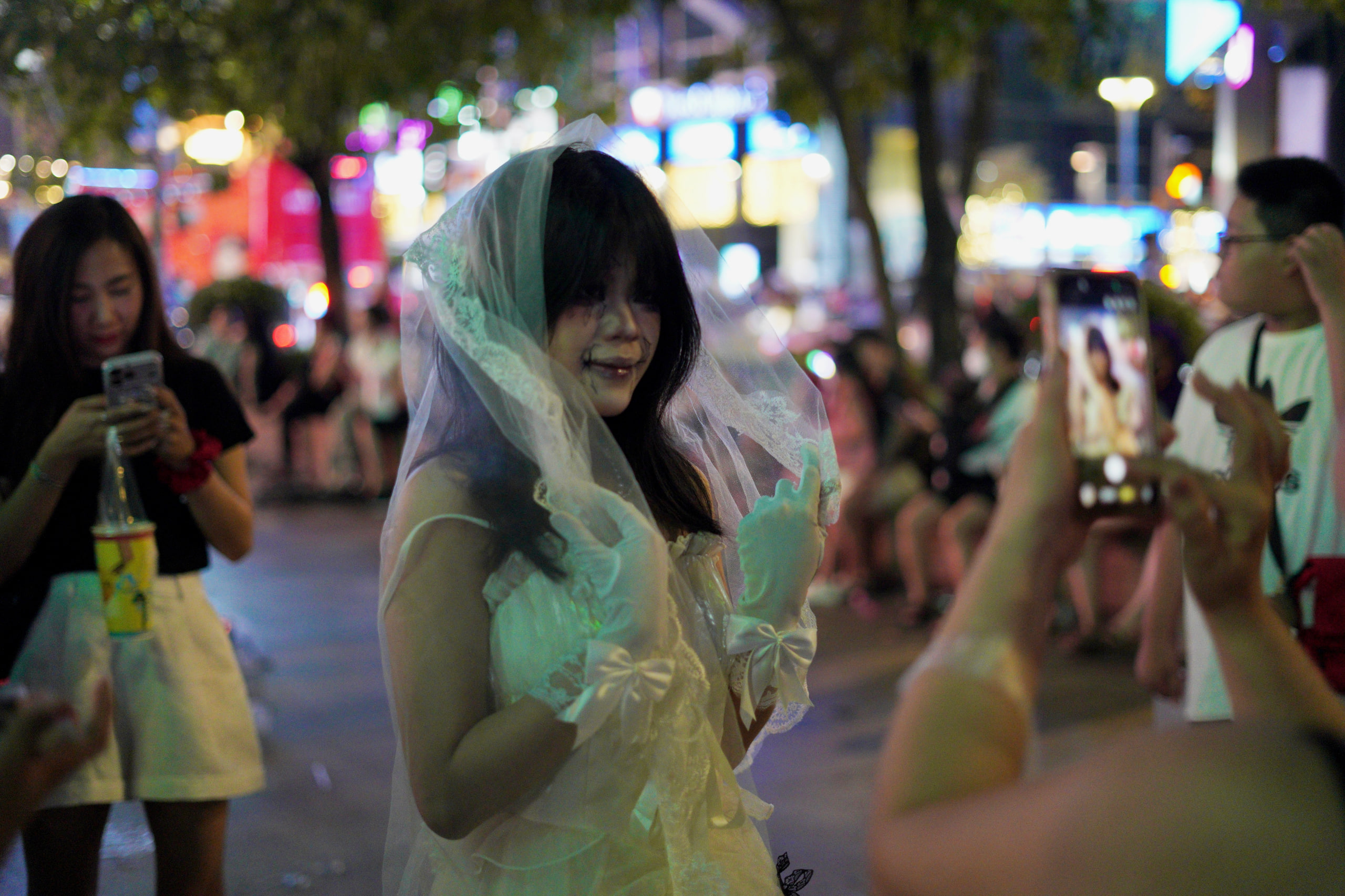 Halloween ở Sài Gòn chơi lớn cỡ này: Đường phố biến thành sàn catwalk, ai nấy đầu tư không tiếc tay - Ảnh 11.