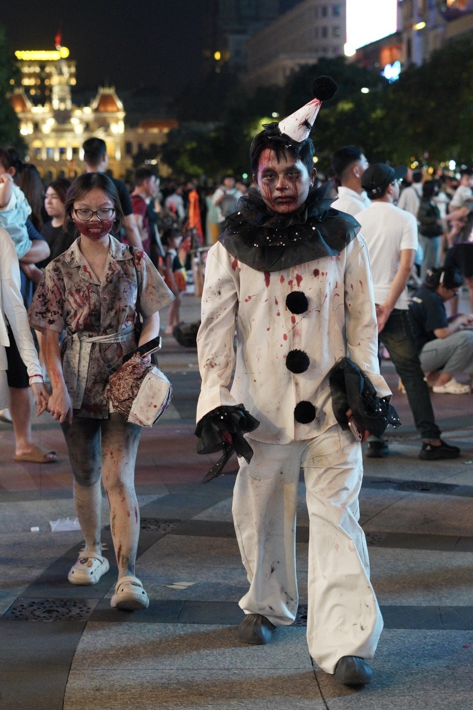 Halloween ở Sài Gòn chơi lớn cỡ này: Đường phố biến thành sàn catwalk, ai nấy đầu tư không tiếc tay - Ảnh 10.