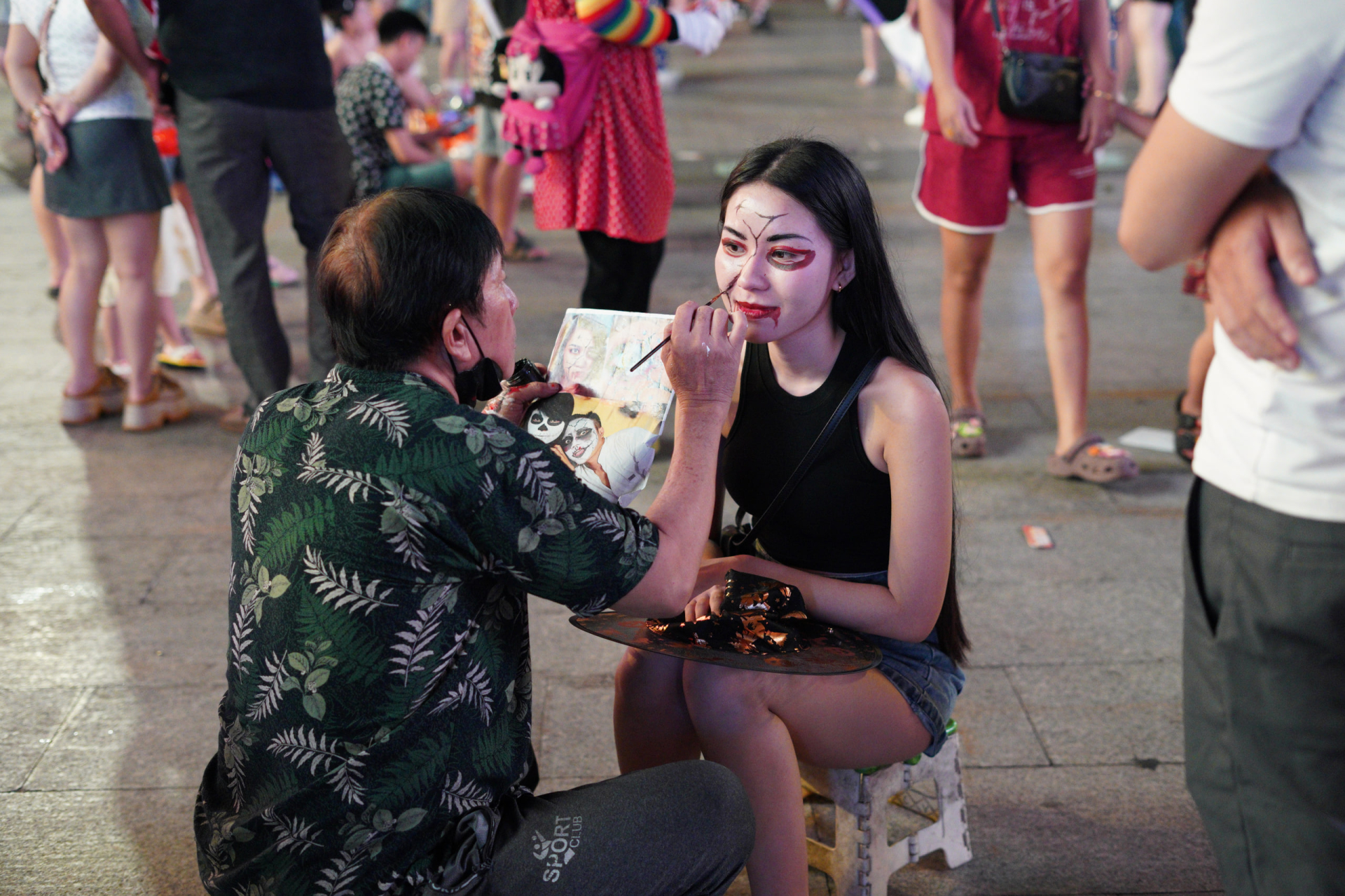 Halloween ở Sài Gòn chơi lớn cỡ này: Đường phố biến thành sàn catwalk, ai nấy đầu tư không tiếc tay - Ảnh 27.