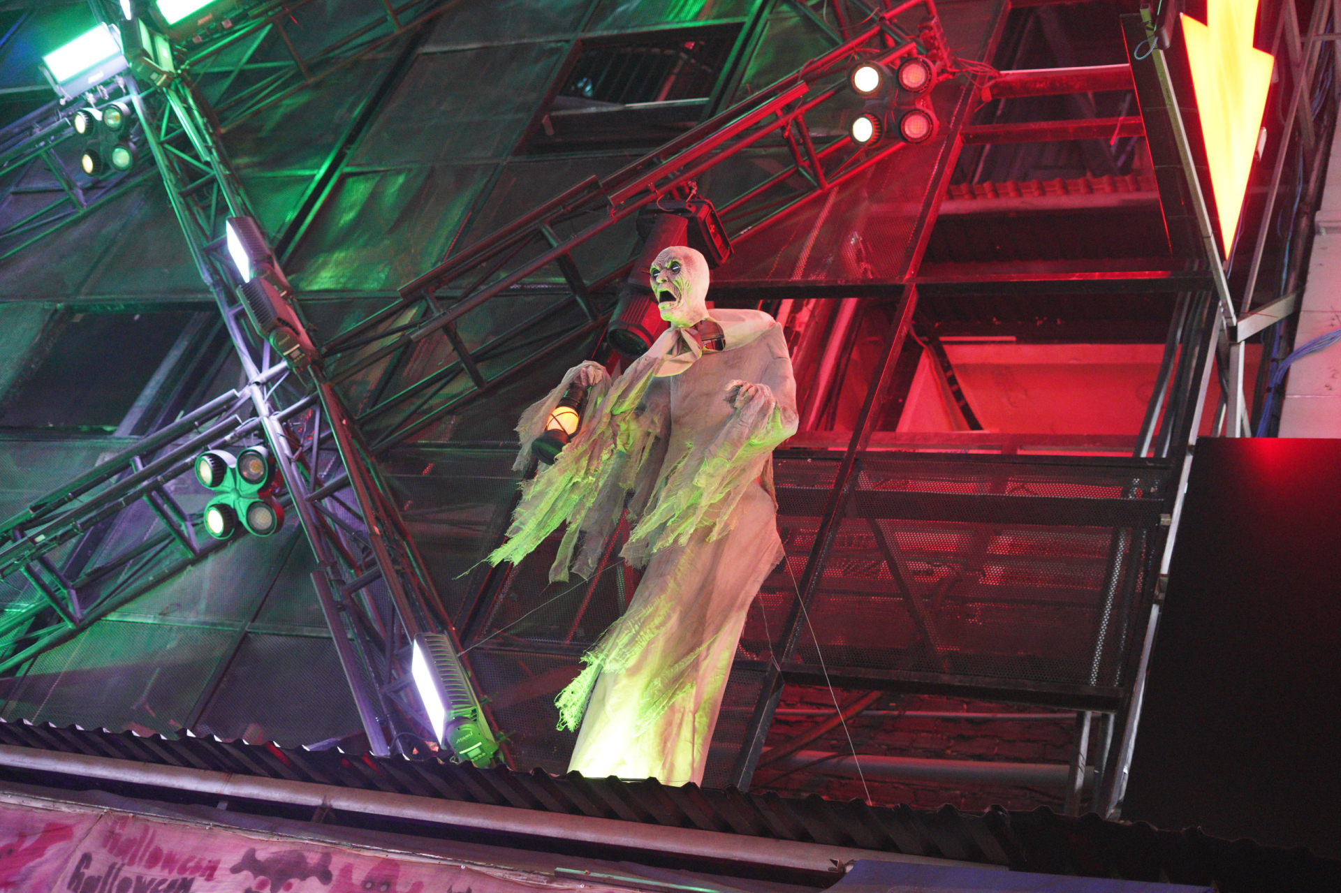 Halloween ở Sài Gòn chơi lớn cỡ này: Đường phố biến thành sàn catwalk, ai nấy đầu tư không tiếc tay - Ảnh 18.