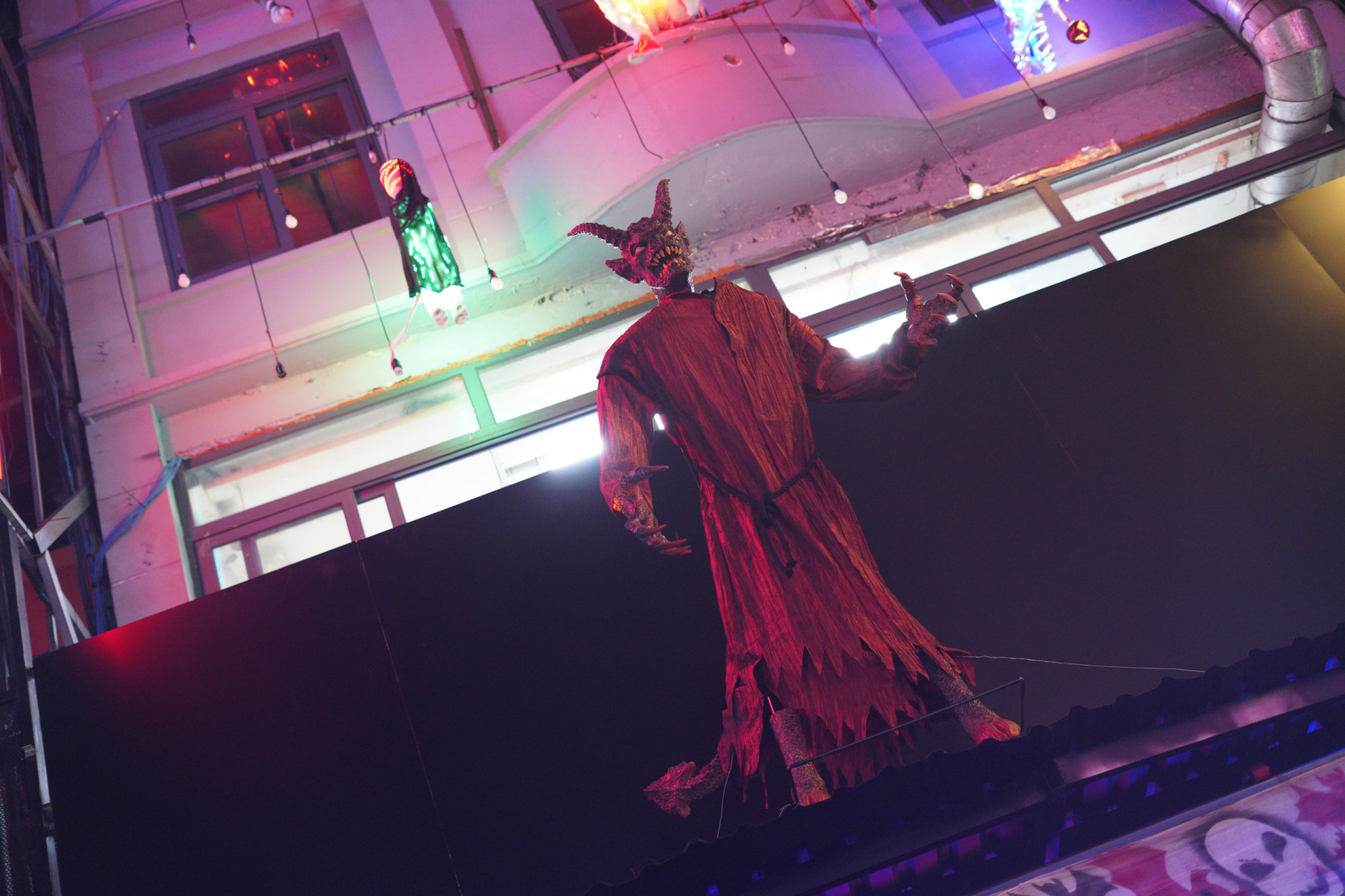 Halloween ở Sài Gòn chơi lớn cỡ này: Đường phố biến thành sàn catwalk, ai nấy đầu tư không tiếc tay - Ảnh 19.