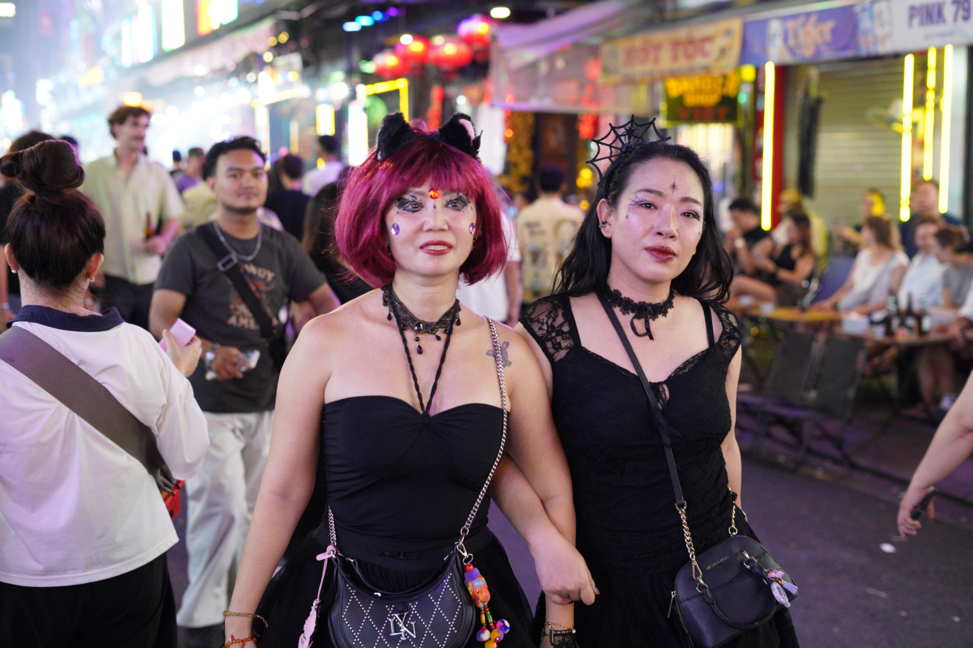 Halloween ở Sài Gòn chơi lớn cỡ này: Đường phố biến thành sàn catwalk, ai nấy đầu tư không tiếc tay - Ảnh 17.
