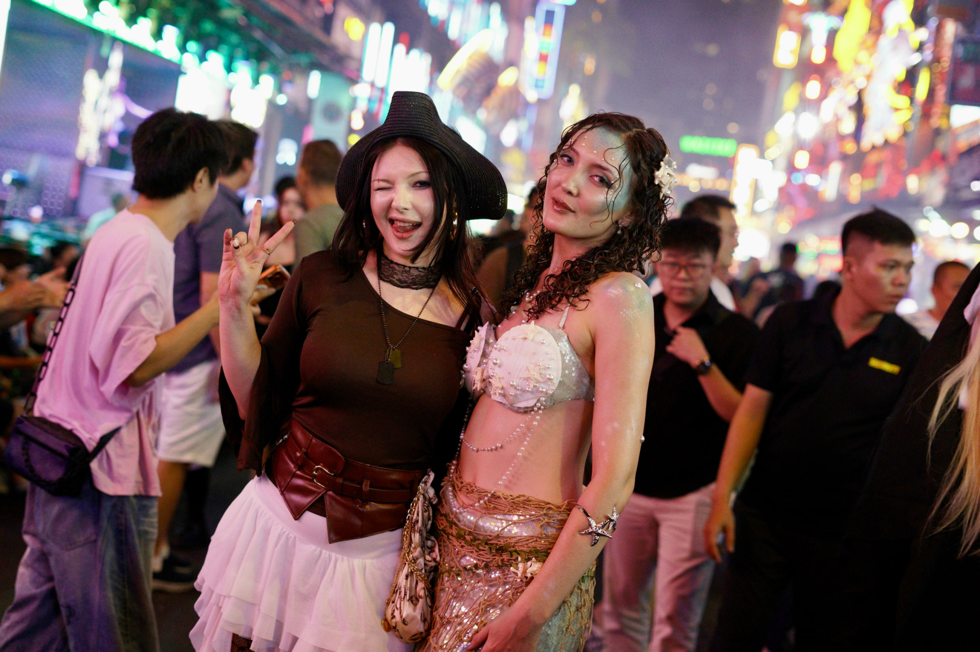 Halloween ở Sài Gòn chơi lớn cỡ này: Đường phố biến thành sàn catwalk, ai nấy đầu tư không tiếc tay - Ảnh 16.