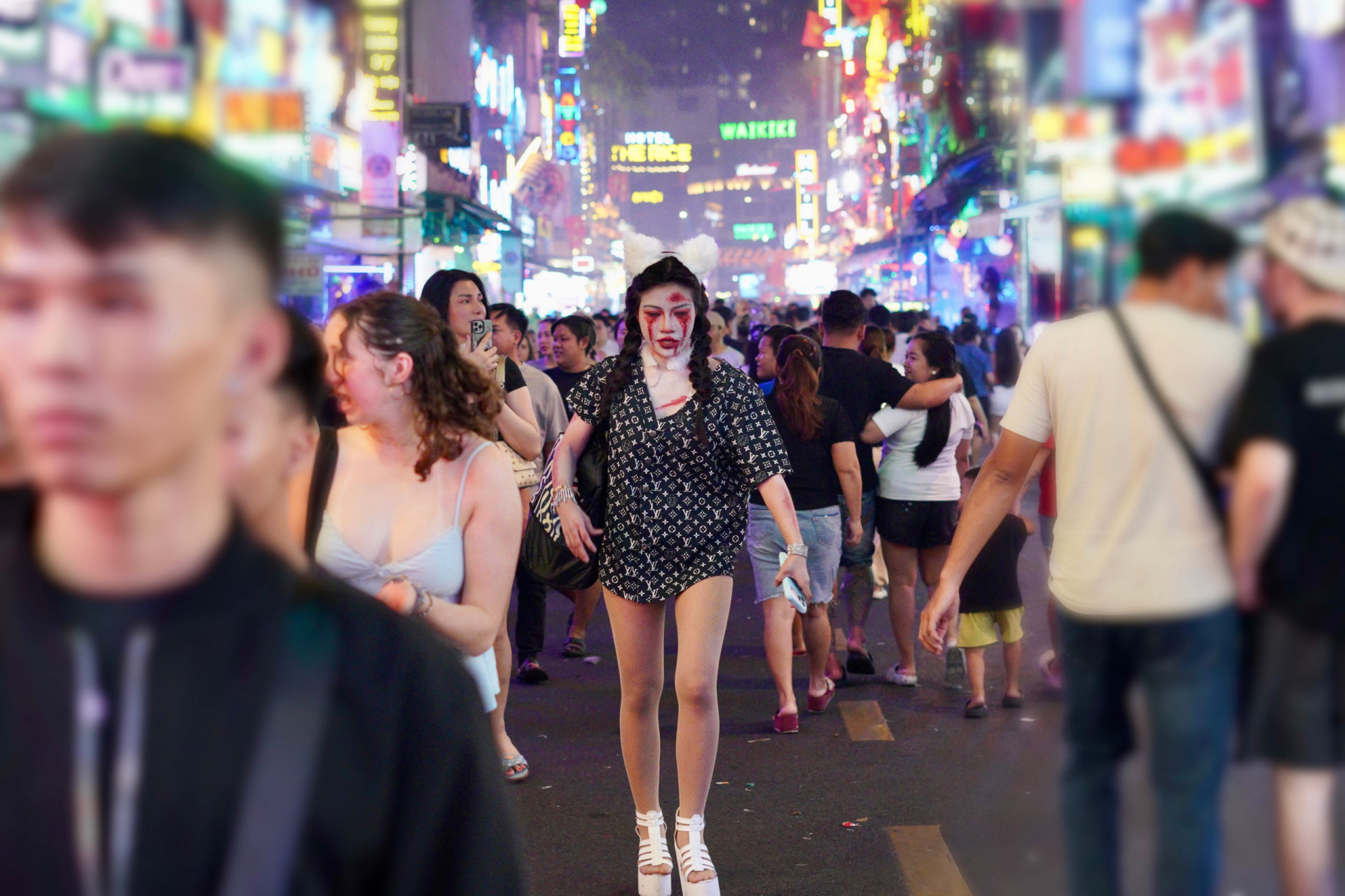 Halloween ở Sài Gòn chơi lớn cỡ này: Đường phố biến thành sàn catwalk, ai nấy đầu tư không tiếc tay - Ảnh 15.