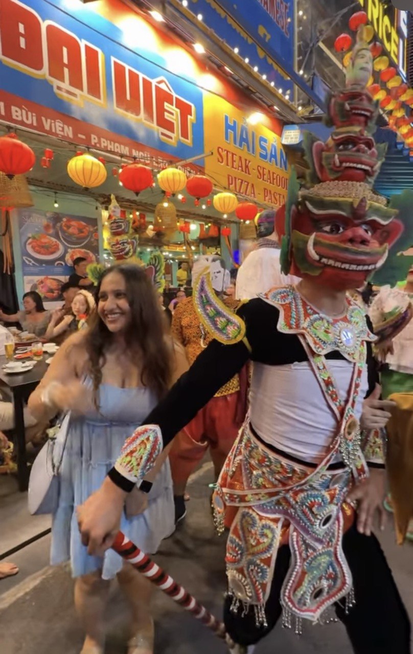 Halloween ở Sài Gòn chơi lớn cỡ này: Đường phố biến thành sàn catwalk, ai nấy đầu tư không tiếc tay - Ảnh 22.