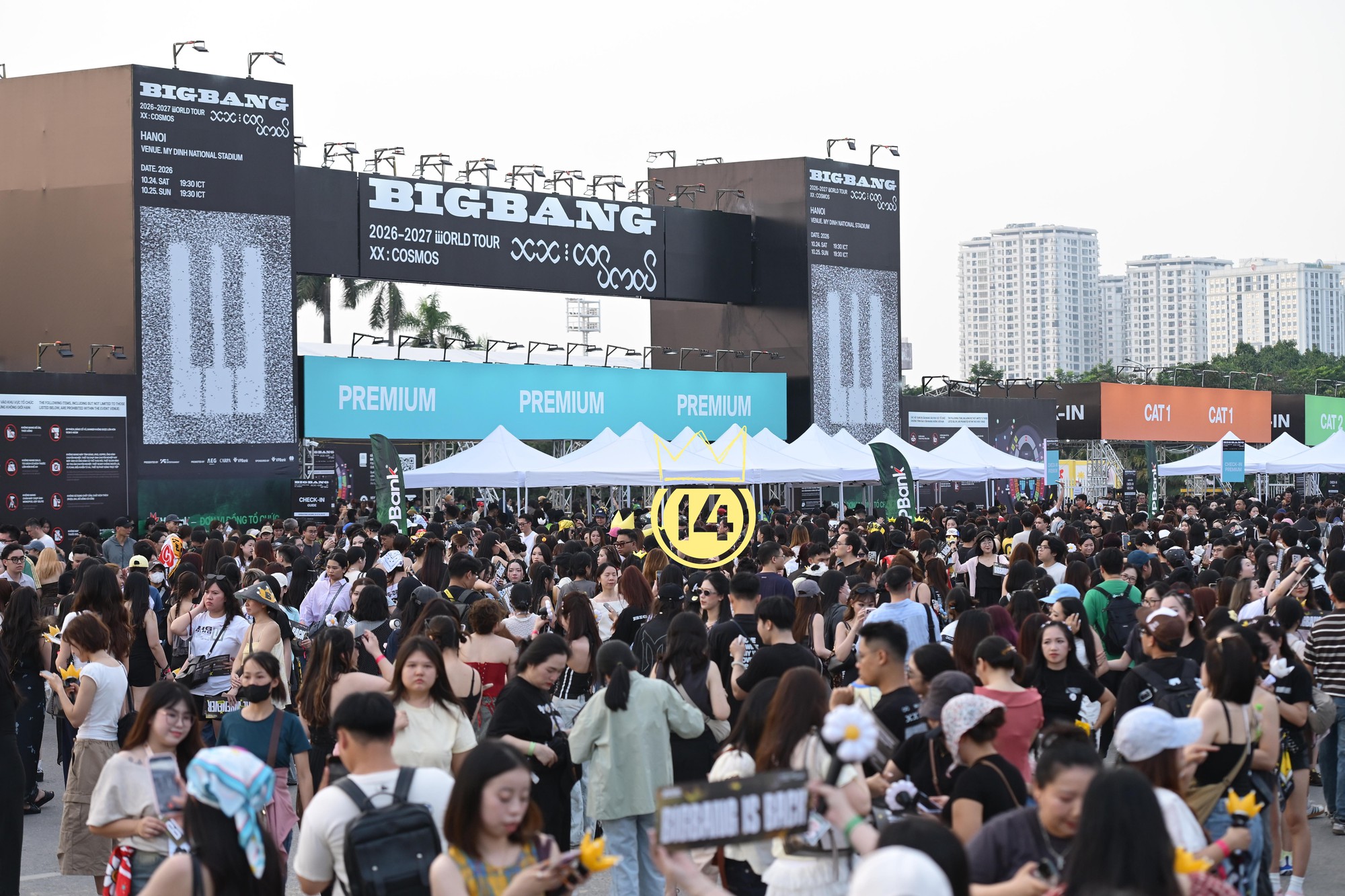 Hôm nay trời nắng: Mỹ Đình thành sàn diễn của hội fan BIGBANG “lương 5 triệu/giờ"- Ảnh 1.