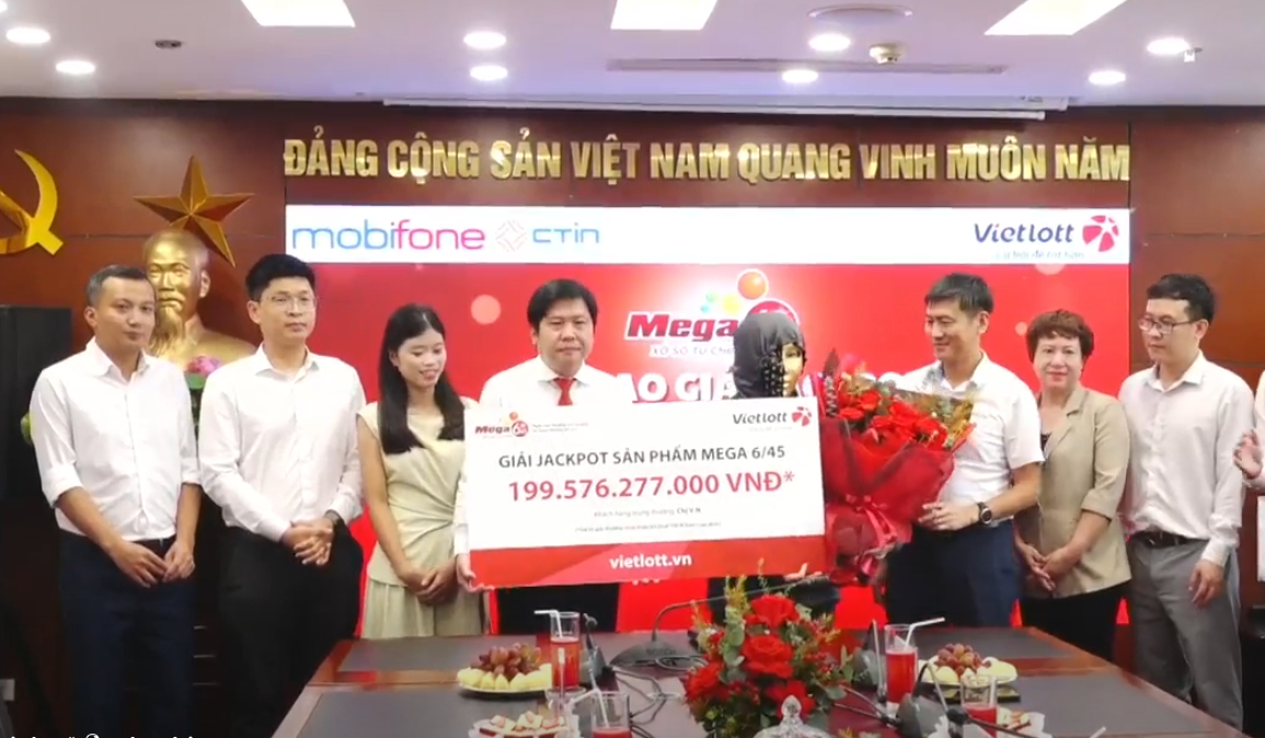 Mua vé số 20.000 đồng, người phụ nữ An Giang trúng gần 200 tỷ đồng, lập kỷ lục sau 10 năm- Ảnh 1.