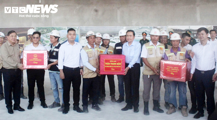Chủ tịch Quốc hội Trần Thanh Mẫn kiểm tra tiến độ hơn 20 công trình APEC 2027- Ảnh 3. Chủ tịch Quốc hội Trần Thanh Mẫn kiểm tra tiến độ hơn 20 công trình APEC 2027- Ảnh 3.