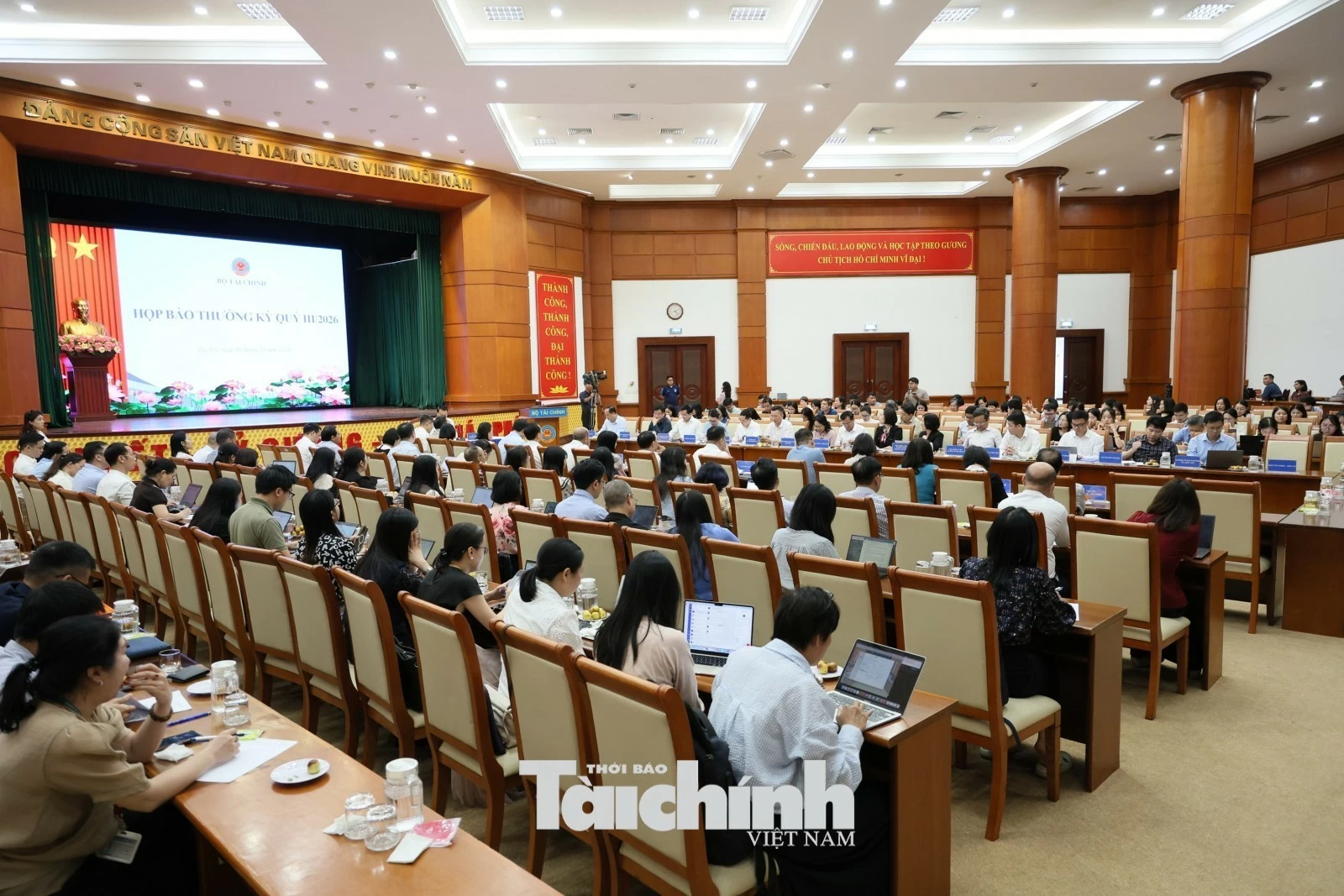 Chuyển toàn bộ cổ phiếu HNX sang HOSE trong năm 2026, nghiên cứu giao dịch xuyên trưa và nới biên độ