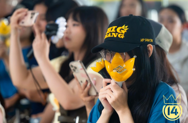 Ngay lúc này: G-Dragon thời trang phang thời tiết, trùm khăn hoa cúc kín mít khởi hành sang Việt Nam - Ảnh 10.
