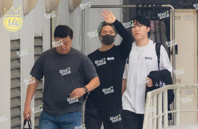 Hình ảnh BIGBANG ra sân bay về nước sáng nay, gặp nhau rồi thật khó lìa xa, bao tâm sự còn đang dang dở - Ảnh 7.