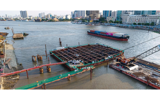 Thi công bệ trụ TC2 ở độ sâu khoảng 8m dưới lòng sông. (Ảnh: Đạt Phương)