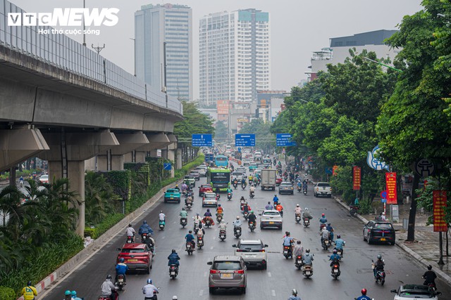 Lạ mắt những vòm cây xanh phủ kín trụ metro, hầm chui ở Hà Nội - Ảnh 1.