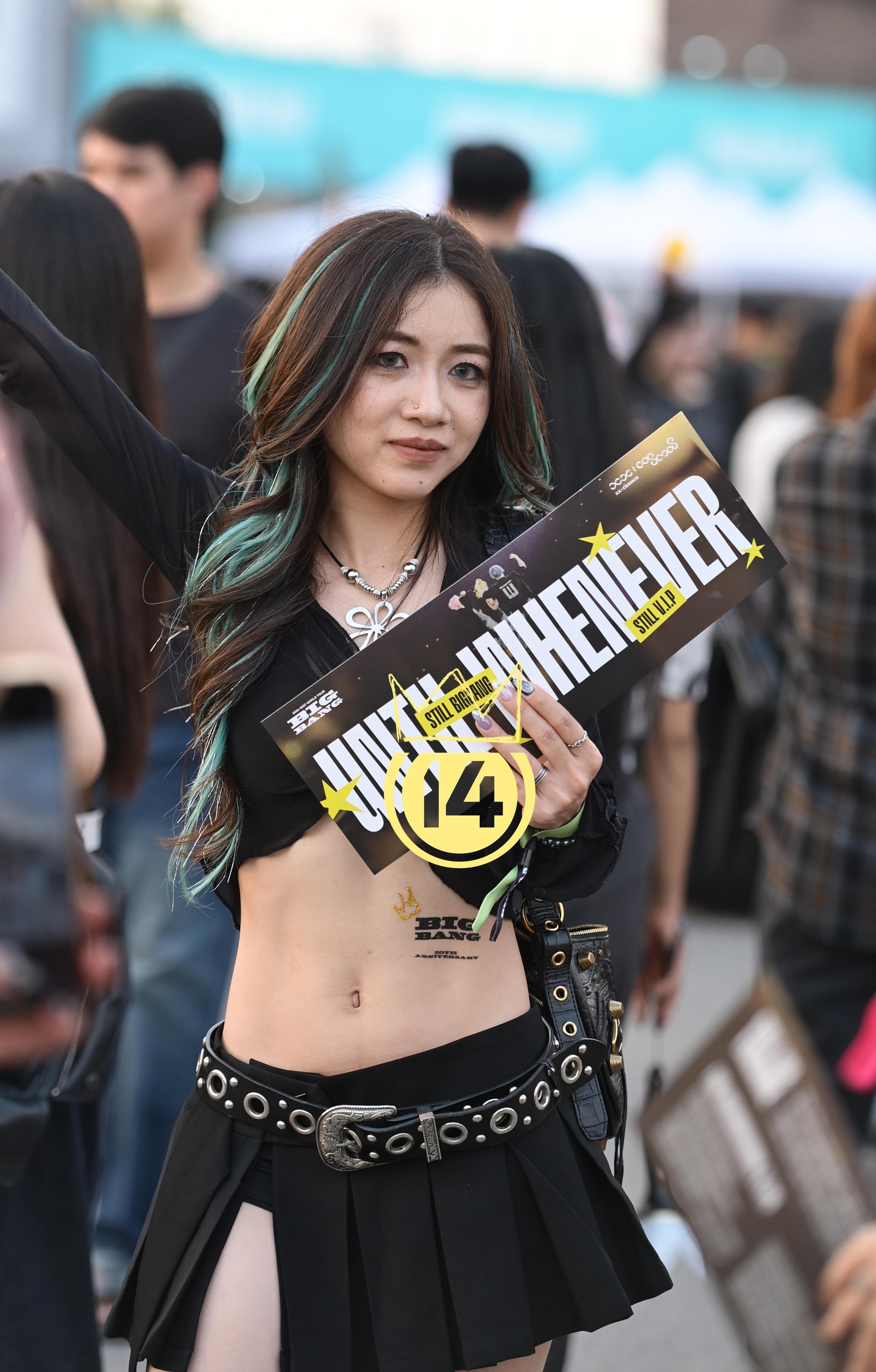 Hôm nay trời nắng: Mỹ Đình thành sàn diễn của hội fan BIGBANG “lương 5 triệu/giờ"- Ảnh 10.
