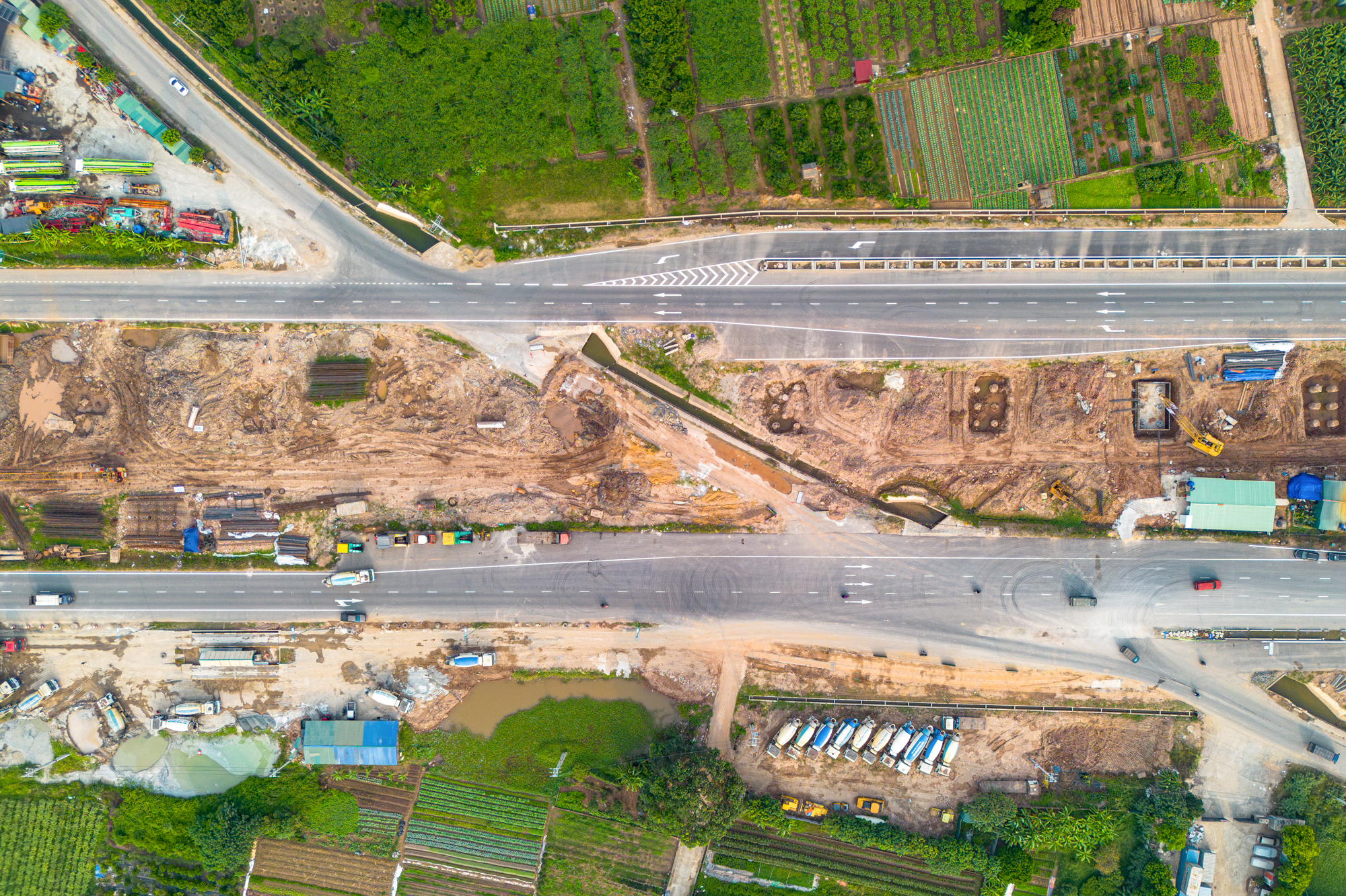 Toàn cảnh tuyến vành đai 85.000 tỷ đồng, rộng gấp 3 lần đường băng sân bay: 15km đường song hành vừa thông xe, kết nối cầu 10.000 tỷ đang thành hình với đại lộ đẹp nhất Việt Nam- Ảnh 11.