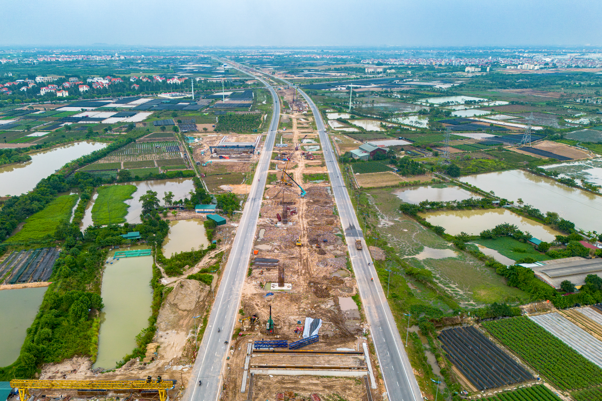 Toàn cảnh tuyến vành đai 85.000 tỷ đồng, rộng gấp 3 lần đường băng sân bay: 15km đường song hành vừa thông xe, kết nối cầu 10.000 tỷ đang thành hình với đại lộ đẹp nhất Việt Nam- Ảnh 5.