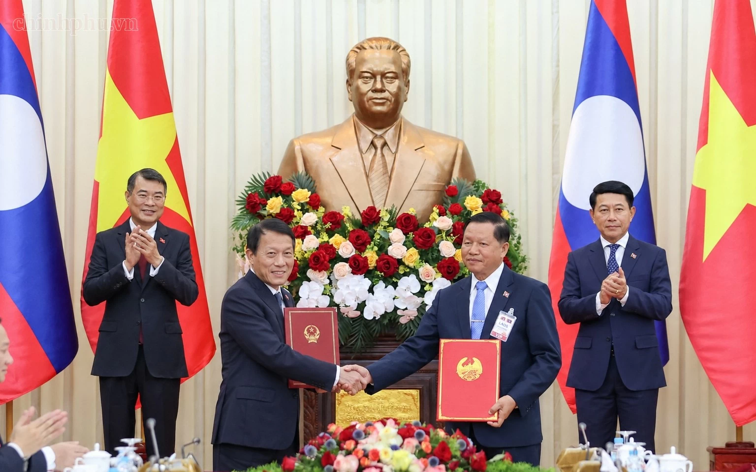 Việt Nam, Lào trao đổi 11 văn kiện hợp tác quan trọng