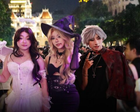 Cả TP.HCM xuống đường tối Halloween: Lòng đường không còn một khoảng trống, muốn chụp ảnh phải xin xếp hàng