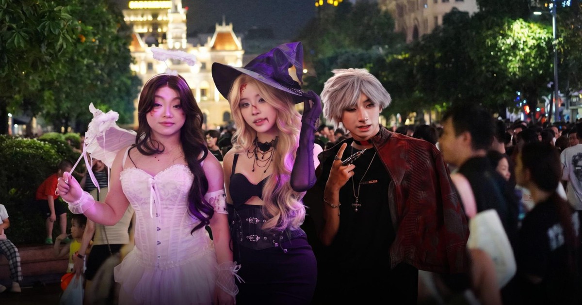 Cả TP.HCM xuống đường tối Halloween: Lòng đường không còn một khoảng trống, muốn chụp ảnh phải xin xếp hàng